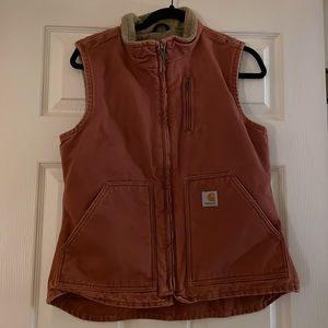 Pink women’s carhartt vest, perfectly worn in size small. Oversized fit